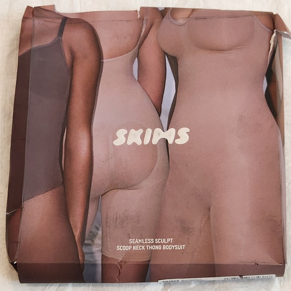 New SKIMS Seamless Sculpt Scoop Neck Thong Bodysuit Sand Medium Strong SupportM